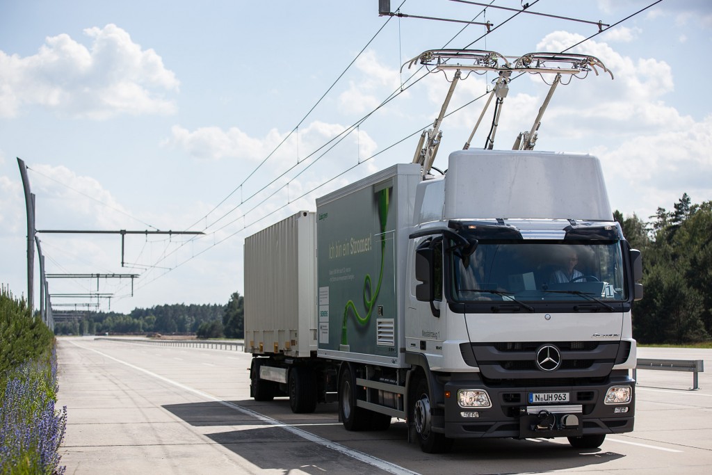Hybrid truck on Siemens eHighway overhead power system